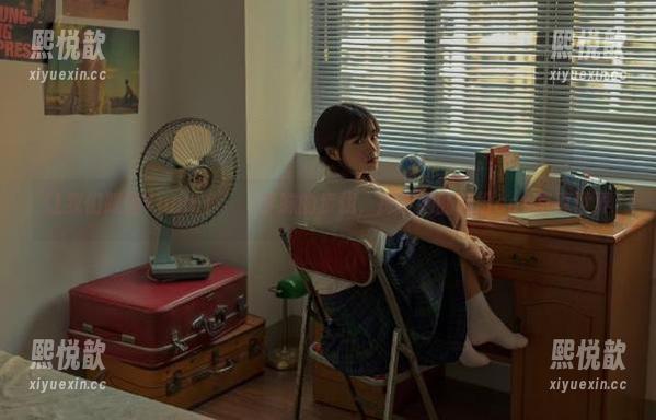 让我们跟随Yuna (윤아)学妹的步伐，探索她的缤纷cos写真世界
